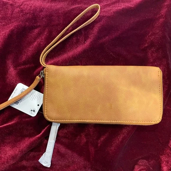 NWT Free People Wallet Brown Distressed Vegan Wristlet Strap Zip Closure Clutch - Picture 2 of 4